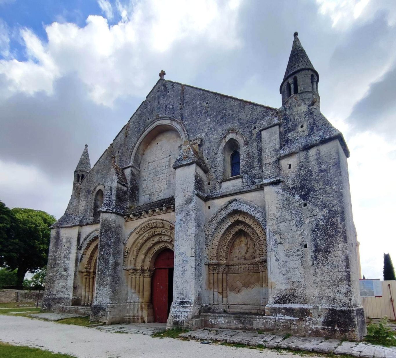 L'église Saint-Pierre d'Aulnay, joyau de l'art roman du XIIè siècle. 