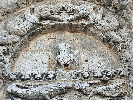 #Talmont Sainte Radegonde La femme en pénitence fait face au dragon #Talmont Sainte Radegonde La femme en pénitence fait face au dragon
